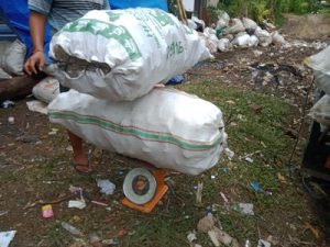 Pemilahan dan Pengiriman Sampah Non Organik di TPST 3R Tumbu (2)